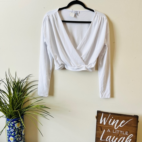 Tobi Plunging Crop Top - Picture 3 of 8